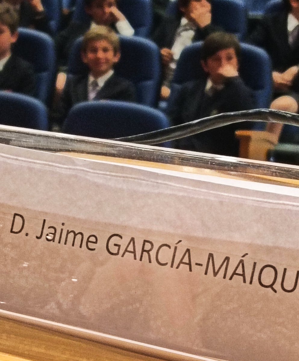 He estado de jurado en los premios literarios de <a href="/ColegioRetamar/">Retamar</a> Ha sido estupendo, los chicos y su talento incipiente. Pero con todo, me quedo con esta imagen: ¡cómo me miraba mi hijo desde el público!