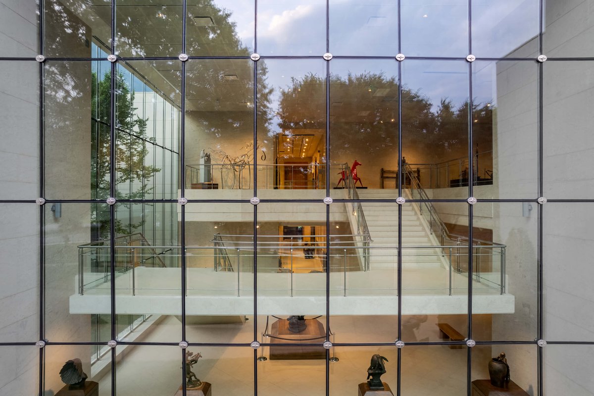 StructuresNovum's tweet photo. Novum’s Corner Clamped Glass System is used primarily for vertical or sloped glazing. It provides nominal interruption of the glass surface for maximum transparency with an almost fully flush-glazed aesthetic.
#novum
#facade
#structuralglass https://t.co/2NrFVQdj7Y