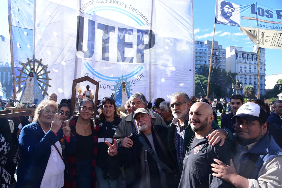 Sec_DDHH_UTEP's tweet photo. Hoy todos somos estudiantes, porque frente a esta consigna de defender la educación pública estamos evitando hambrear al pueblo y luchar por la soberanía ejercida en la calle https://t.co/KF9fcwFmYx