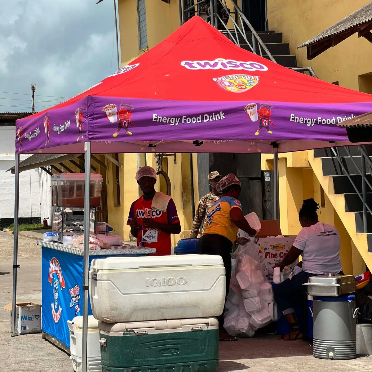 PmDePresenter's tweet photo. Donation At Sekondi Central Prisons π
#10yearsInBroadcasting #MadeByGod #UpnessStill #Blaklaaa π₯ π₯π₯π₯π₯π₯ https://t.co/h9MLUEHDss