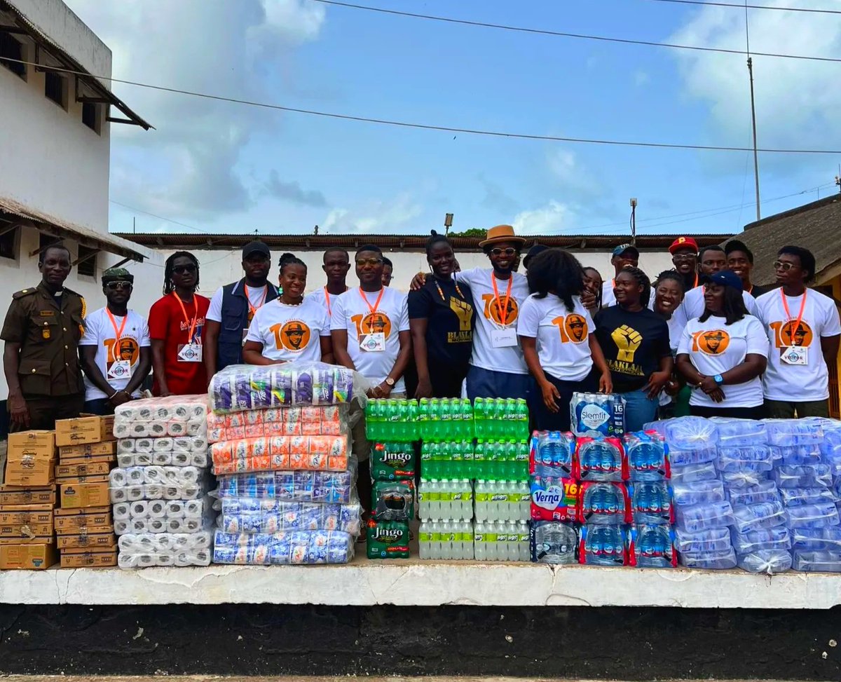 PmDePresenter's tweet photo. Donation At Sekondi Central Prisons π
#10yearsInBroadcasting #MadeByGod #UpnessStill #Blaklaaa π₯ π₯π₯π₯π₯π₯ https://t.co/h9MLUEHDss
