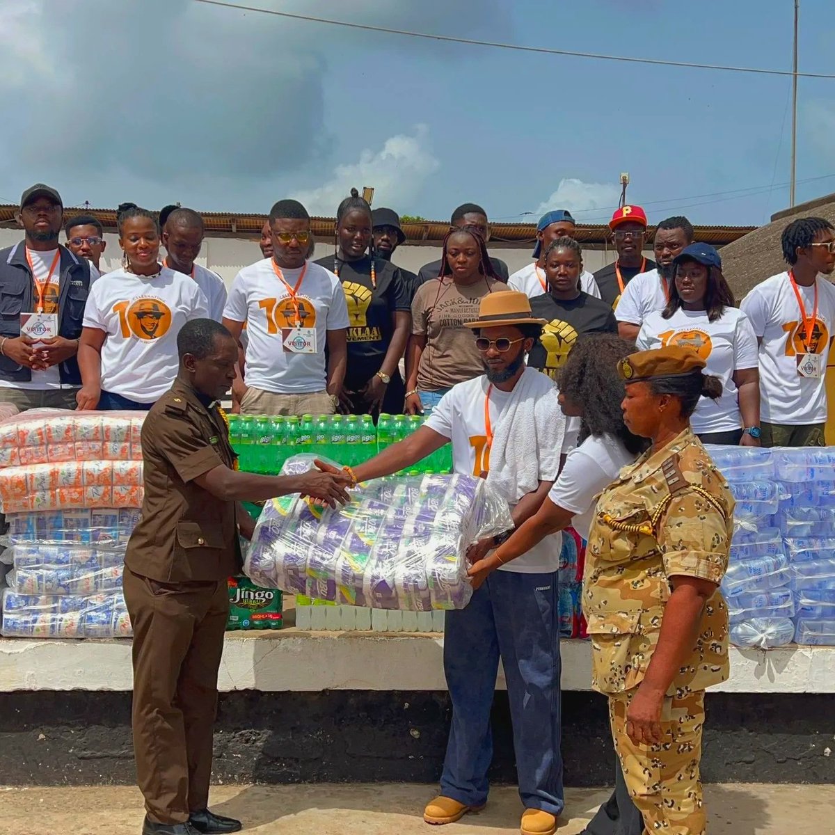 PmDePresenter's tweet photo. Donation At Sekondi Central Prisons π
#10yearsInBroadcasting #MadeByGod #UpnessStill #Blaklaaa π₯ π₯π₯π₯π₯π₯ https://t.co/h9MLUEHDss