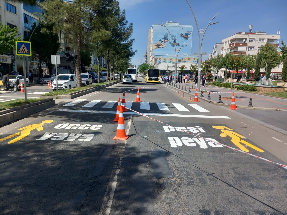 Batman Kayyumu tarafından Kürtçe olduğu için silinen yaya geçidindeki 'Pêşî Peya' yazısı DEM Partili Batman Belediyesi tarafından tekrardan yaya geçitlerine eklendi.