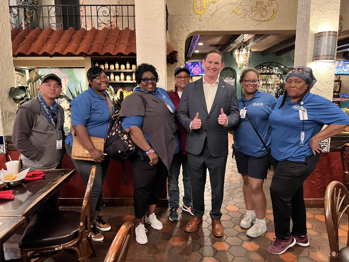 Ran into these great bus driving friends @ElFenixMexican downtown 🚌 Thank you to all our @dallasschools employees for the incredible job that you do for our students! 👍