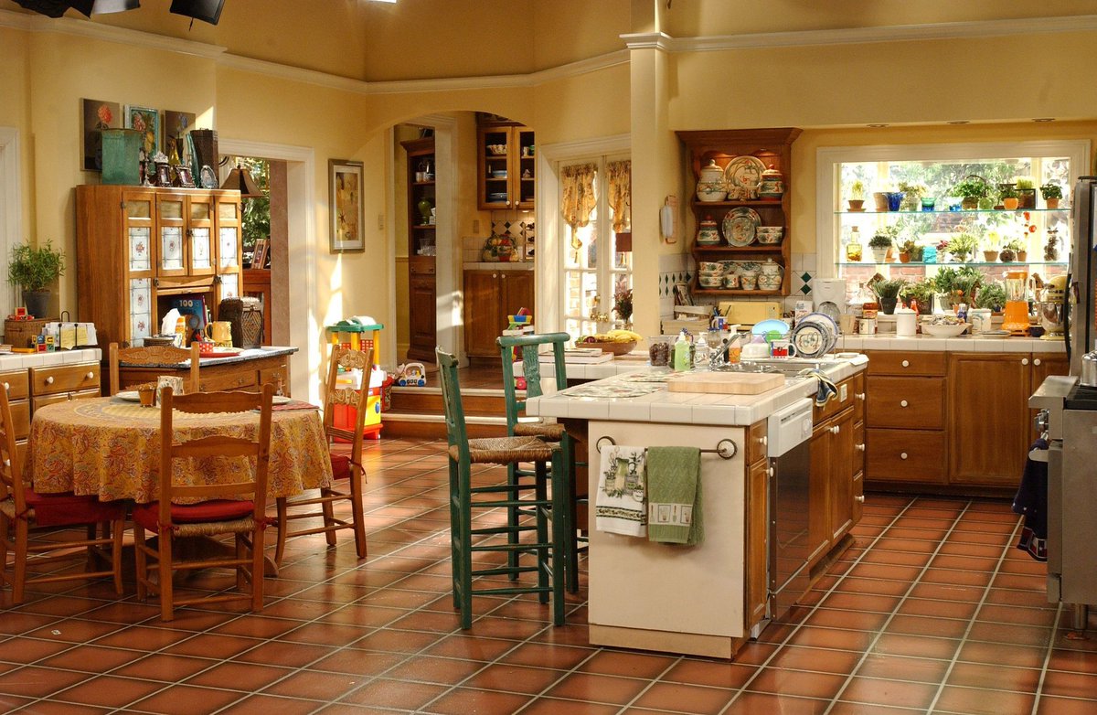 McEnFancy's tweet photo. if you recognize this kitchen, i love you. https://t.co/PACgmKk7eX