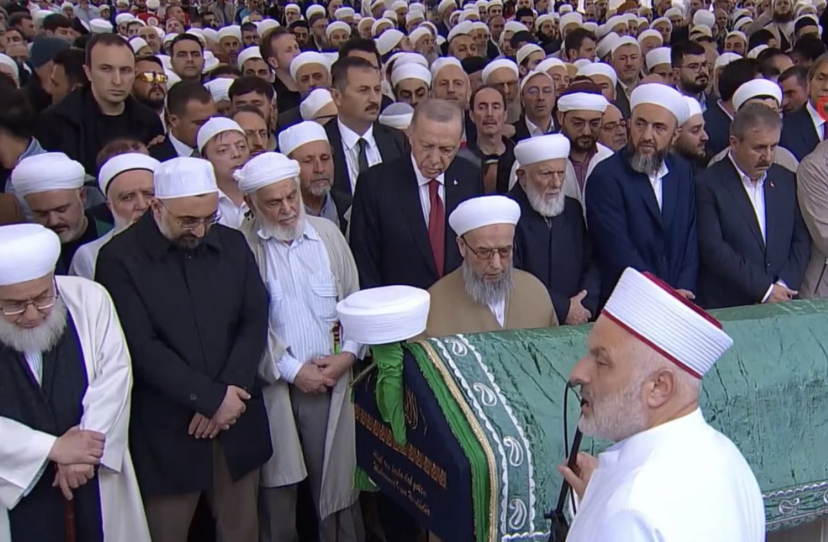 İlim ve irfan dünyamızın manevi önderlerinden muhterem Hasan Kılıç Hocaefendi'yi Hakk’ın rahmetine uğurladık. Kıymetli hocamıza Allah'tan rahmet; ailesine, sevenlerine ve talebelerine başsağlığı diliyorum. Mekânı cennet olsun. 📍Fatih Cami