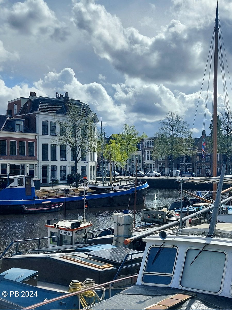 Noorderhaven met links de Hoek van Ameland aan het Reitdiep...
📸  Groningen, april 2024

Fijne avond!  😉👍