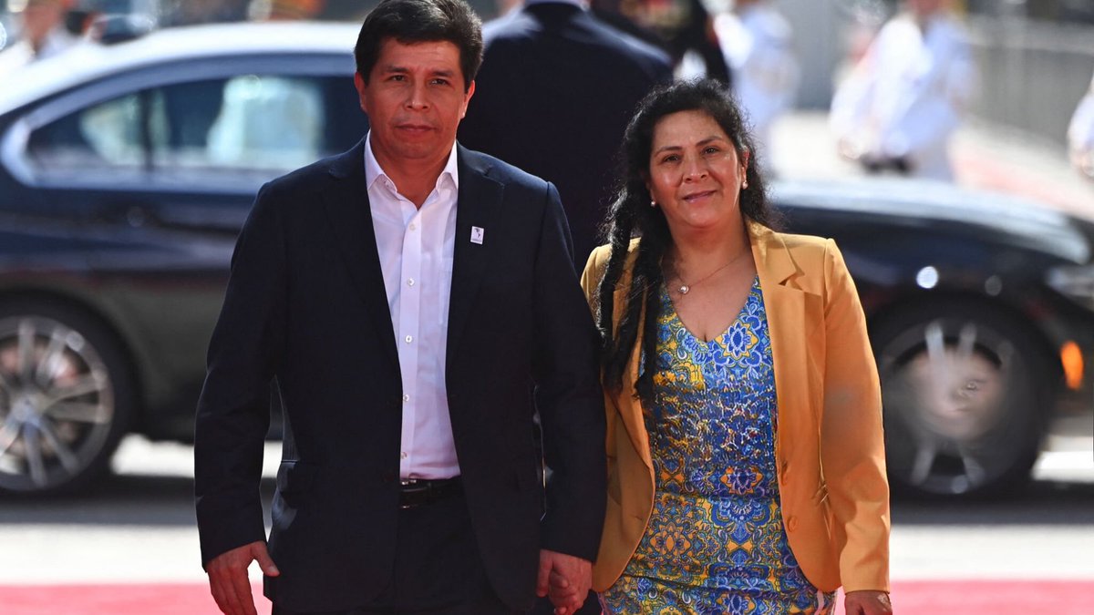 Hoy es un día especial, es cumpleaños de mi amada esposa Lilia Paredes (<a href="/LiliaParedesN/">Lilia Paredes Navarro</a>). Desde mi cautiverio le hago llegar mi profundo cariño y le estoy muy agradecido por resistir las duras condiciones del exilio junto a nuestros amados hijos Arnold y Alondra.

Querida Lilia: