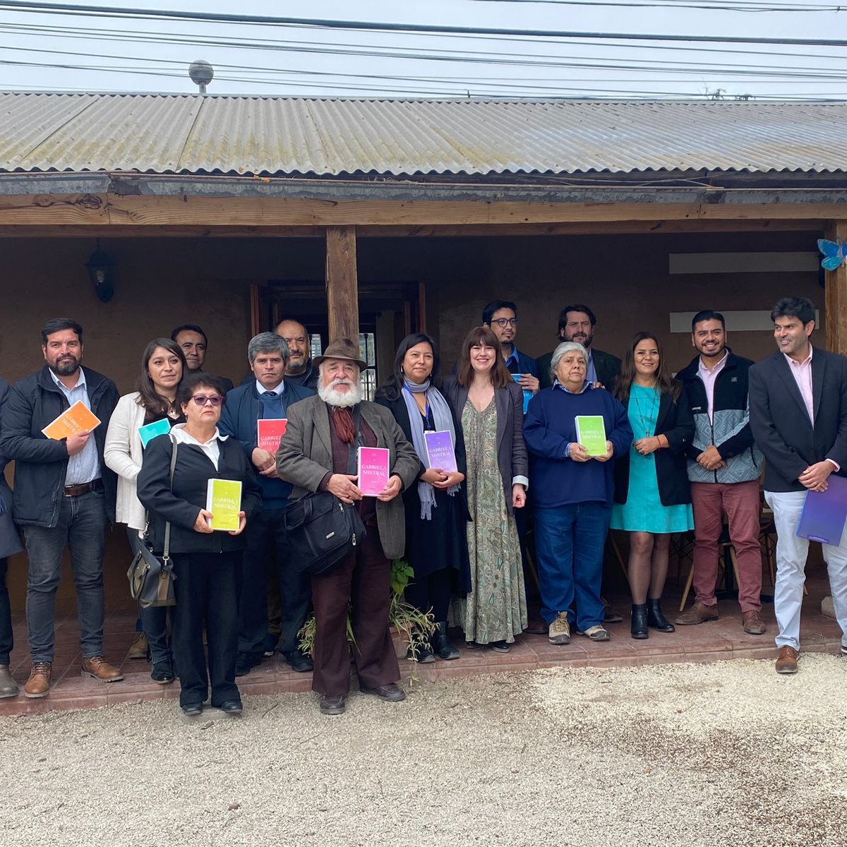 BibliotecasSNBP's tweet photo. Estamos celebrando el #DíaDelLibro con la reapertura de la #BibliotecaPública Filial de La Cantera en la comuna de Coquimbo. Este espacio se alberga en la Casa de las Artes Rural Lucila Godoy y cuenta con una renovada colección, nuevos mobiliario y equipamiento tecnológico https://t.co/Fk5d42PMhg