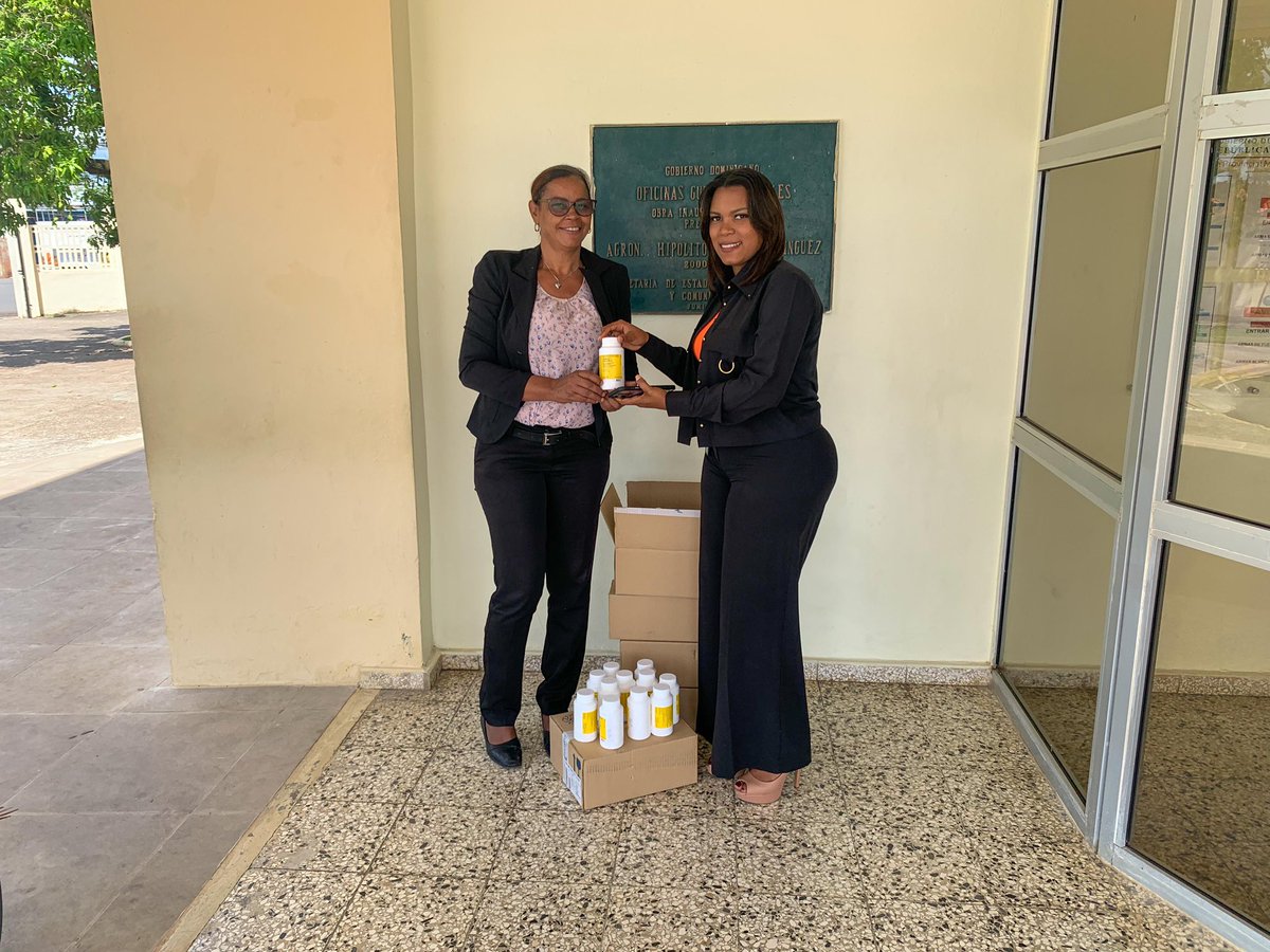 R17montePlata's tweet photo. Hoy junto a la @dpsmonteplata iniciamos la primera jornada de desparasitación del 2024, con la entrega de más de 57 mil dosis de mebendazol a los técnicos distritales del área de Bienestar Estudiantil. https://t.co/gfdhpkyFhI