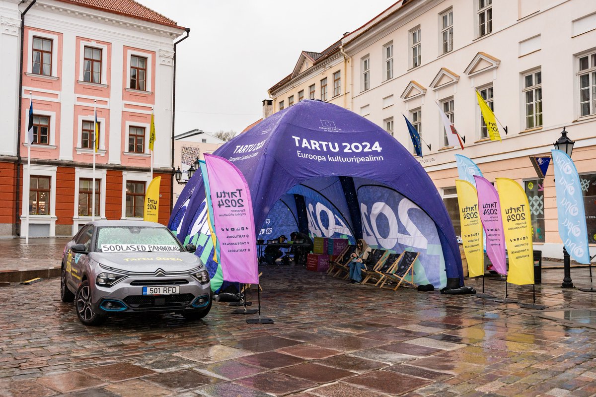Students don't let rain bother them. The pleasant aroma of pancakes and coffee brought many diners to the Tartu Student Days pancake morning. We offered savory pancakes with various fillings at Town Hall Square. What do you eat pancakes with? 🥞 #Tartu2024