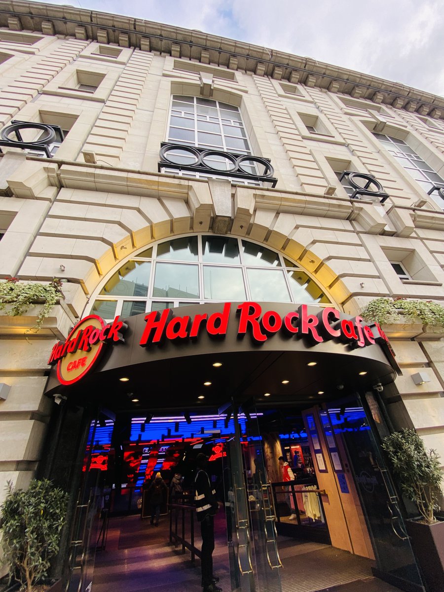 SimonVacher's tweet photo. Today I was based at Hard Rock Cafe London Piccadilly Circus as Production Manager for Julien*s Auctions live press release on 900+ items of extremely rare and valuable collection of musical history. https://t.co/CXyioYUI68 @JuliensAuctions  @HardRock  TX'd by @oXyFireMedia https://t.co/hGI1eN23sc
