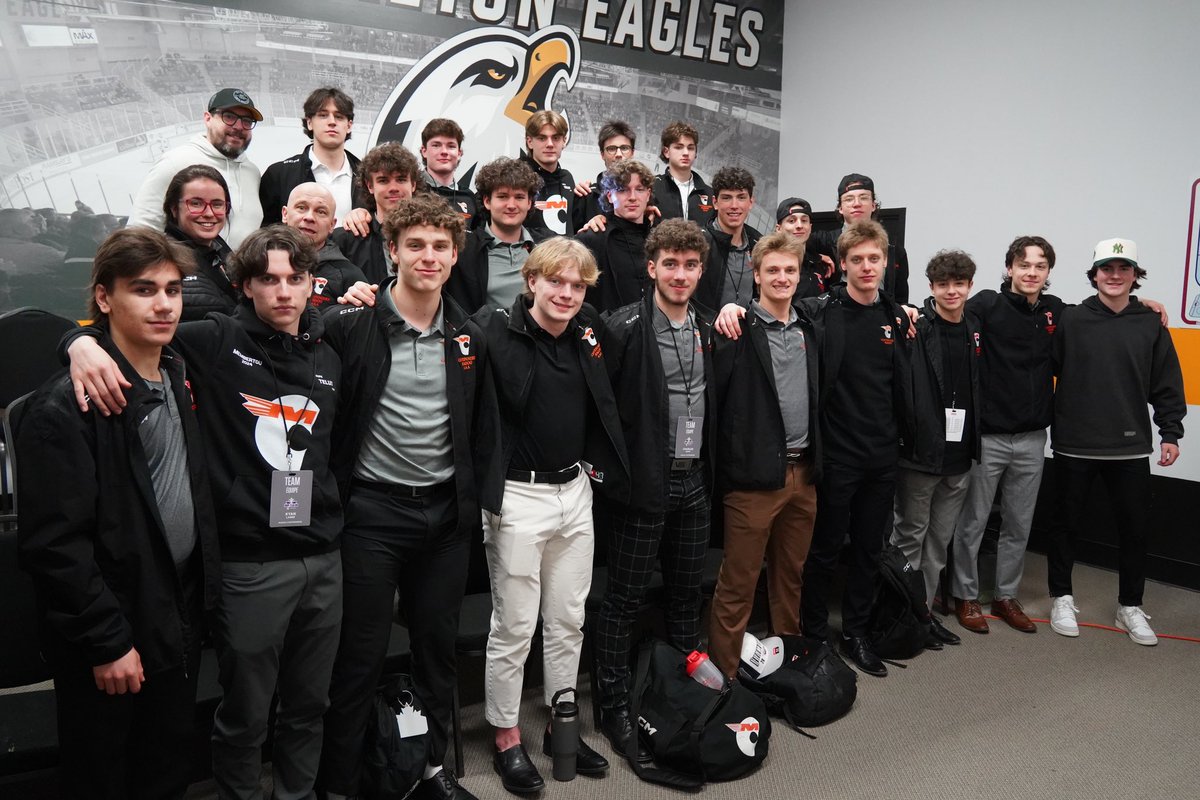 This afternoon, while in town for the TELUS Cup tournament in Membertou, the Magog Cantonniers from Quebec met with Coach Robitaille and their former teammate Emile Ricard at Centre 200. 

Magog forwards Mavrik Duhaime and Alexis Toussaint are both 2023 Eagles draft picks!