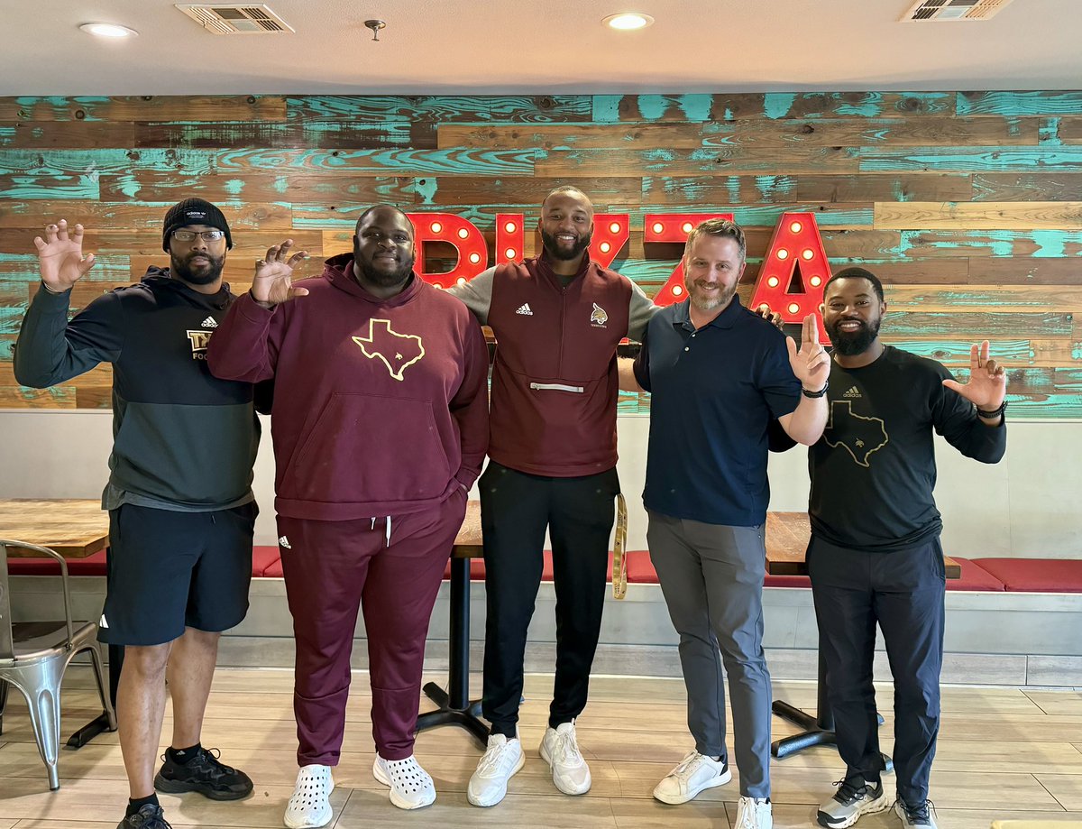 When coming down to San Marvelous, make sure we all stop by @GumbysSanMarcos 🔥🔥🔥!!! Appreciate y’all having us over for lunch today and supporting our kids!!! @CoachMikeOG @Coach_Stuck @Marshall_Reggie