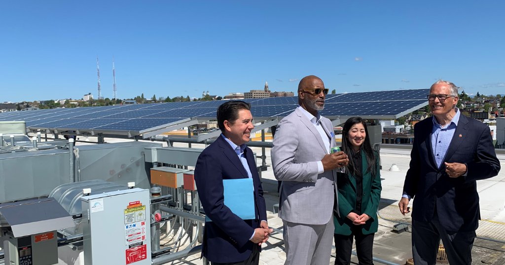. @EPA Regional Adm. Casey Sixkiller, @Seattle_Housing Exec. Dir. Rod Brandon, @CityofSeattle councilwoman Tanya Woo and Governor Jay Inslee celebrated a $156M Solar for All grant to @WAStateCommerce to help low-income and disadvantaged communities benefit from solar power.☀️