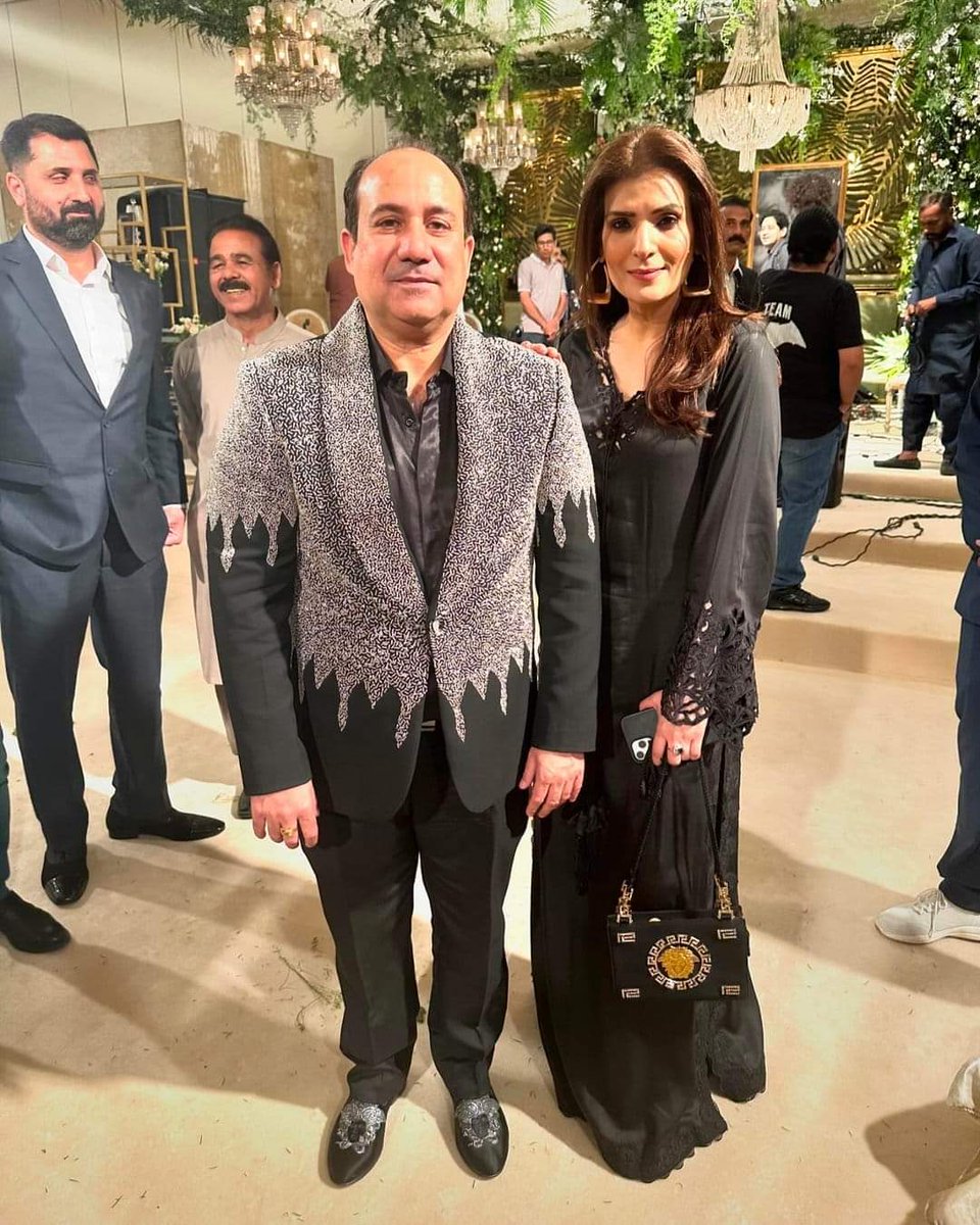 The most ugly outfit award goes to Rahat Fateh Ali khan and Resham. @Umair2023_ @RustamAli481641