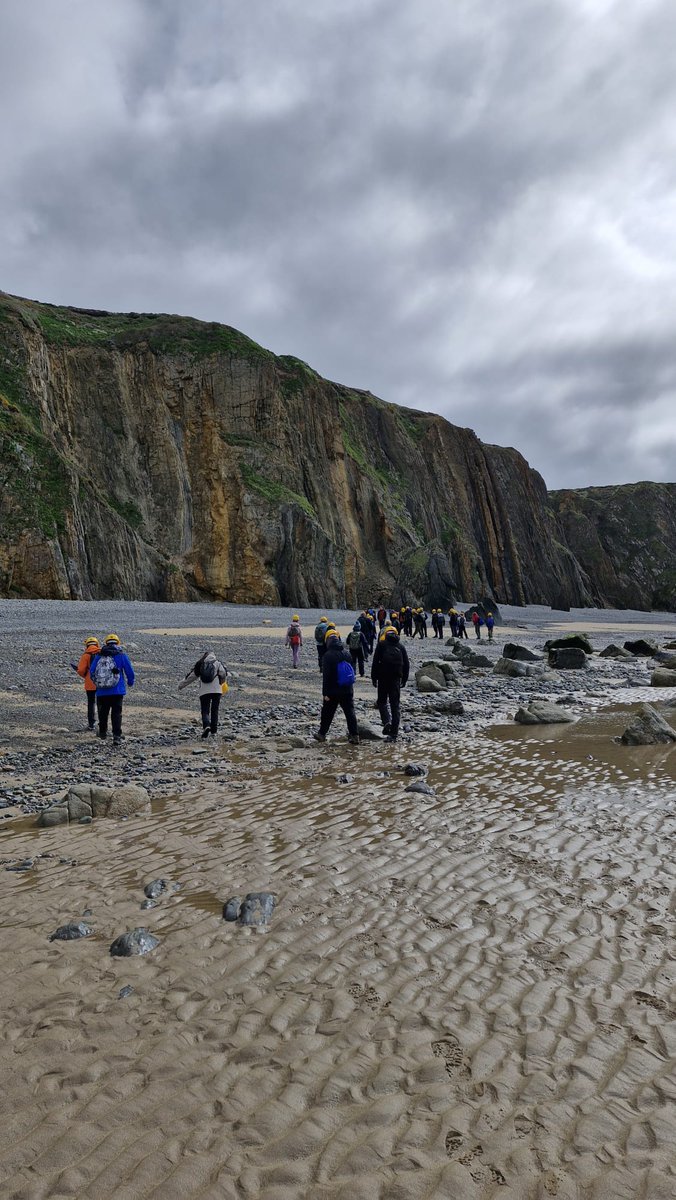 JRawlingsVolc's tweet image. Day 4 of the University of Southampton first year undergraduate field trip to Pembrokeshire. Students spent the day at Marloes Sands learning how to complete sedimentary logs.