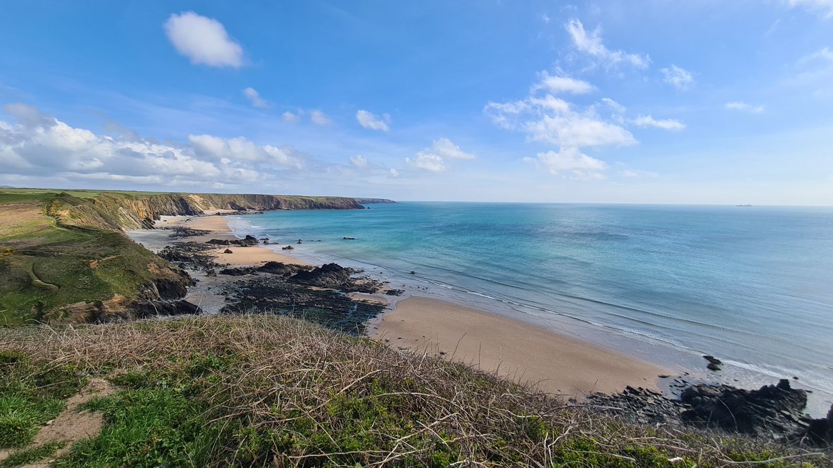 JRawlingsVolc's tweet image. Day 4 of the University of Southampton first year undergraduate field trip to Pembrokeshire. Students spent the day at Marloes Sands learning how to complete sedimentary logs.