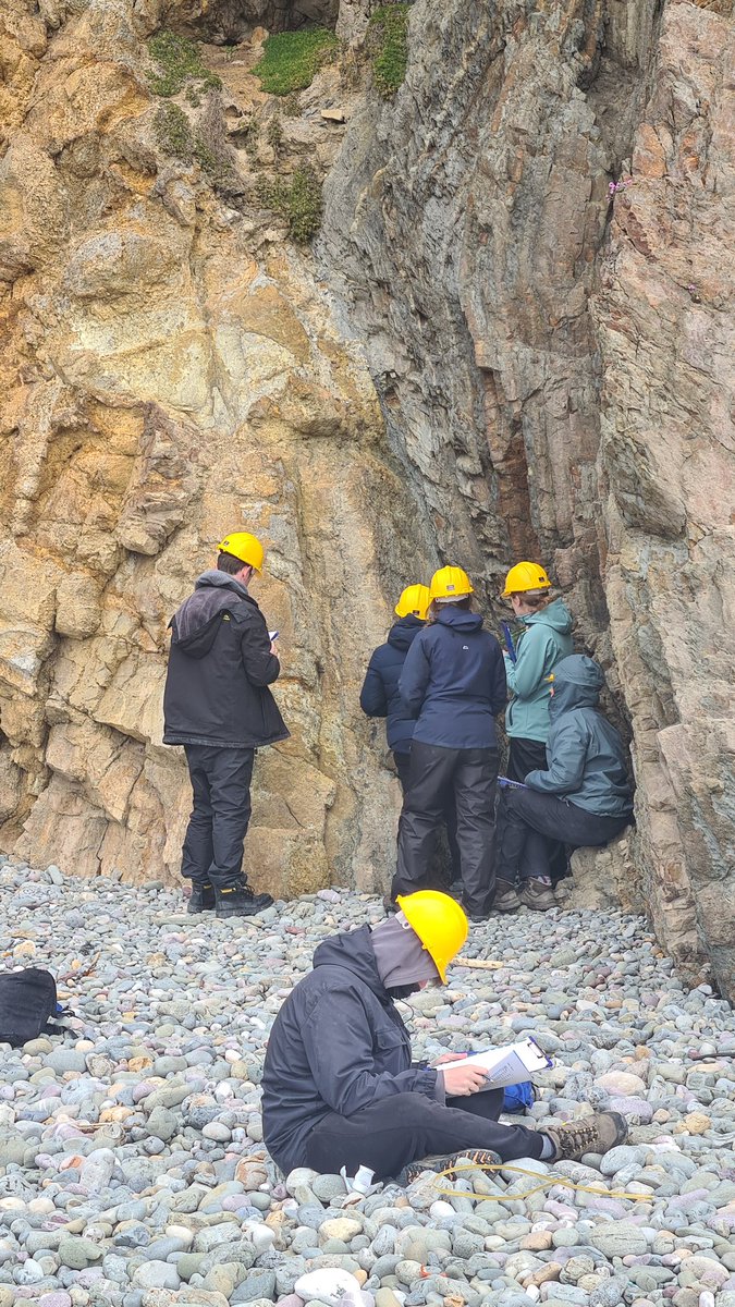 JRawlingsVolc's tweet image. Day 4 of the University of Southampton first year undergraduate field trip to Pembrokeshire. Students spent the day at Marloes Sands learning how to complete sedimentary logs.