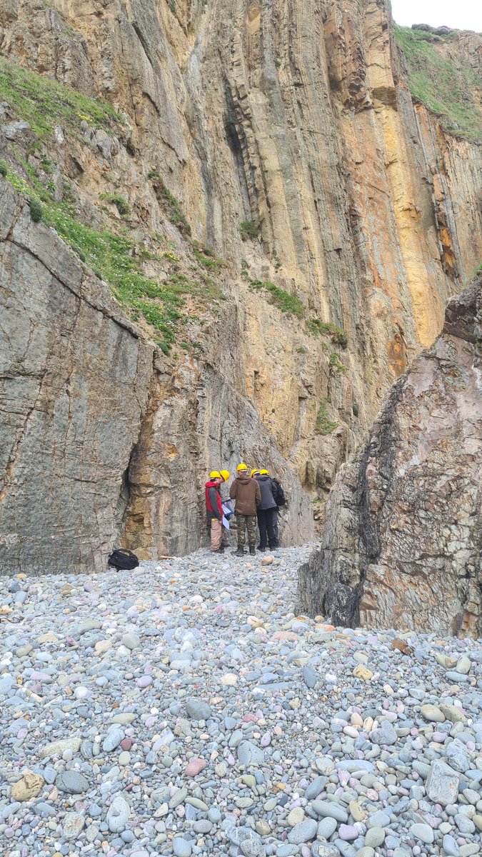 JRawlingsVolc's tweet image. Day 4 of the University of Southampton first year undergraduate field trip to Pembrokeshire. Students spent the day at Marloes Sands learning how to complete sedimentary logs.