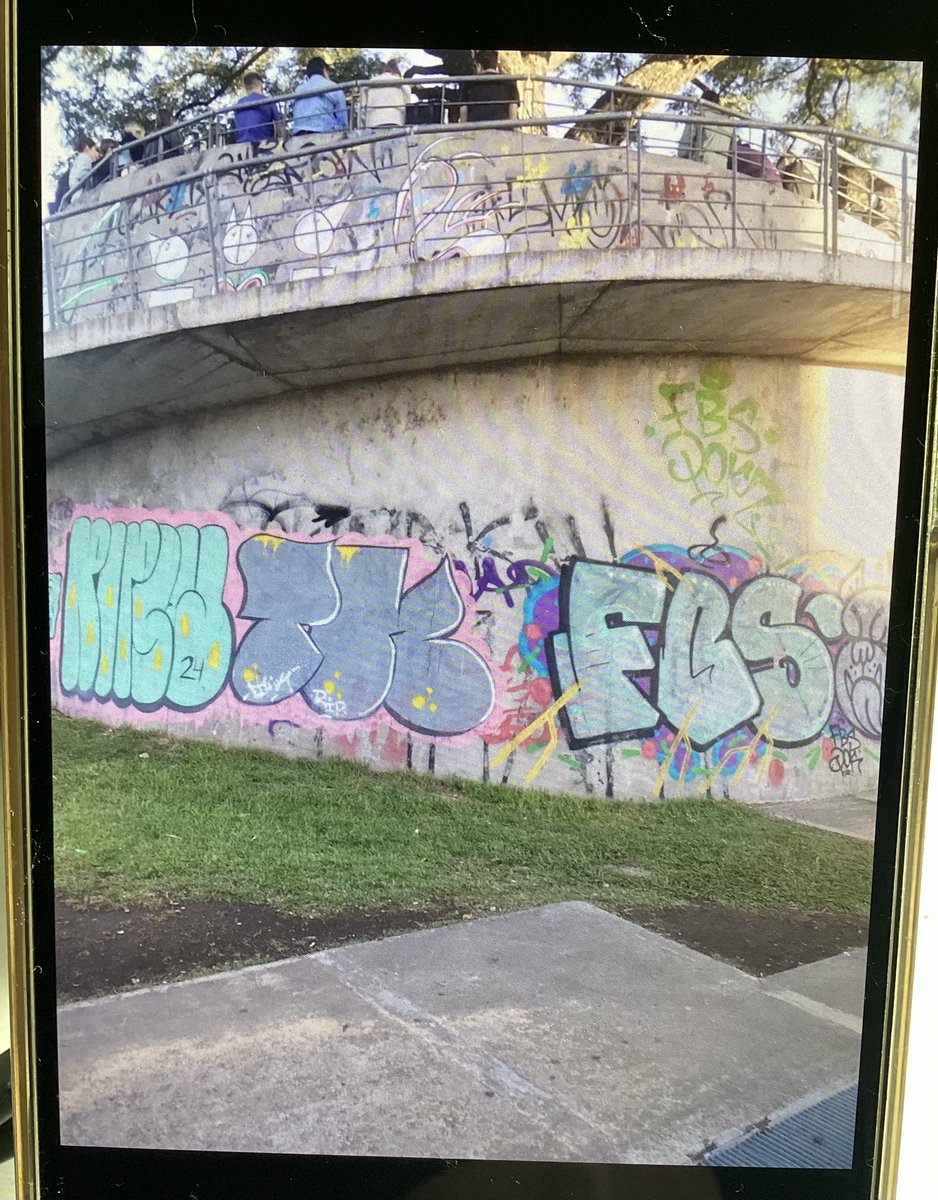 debydsb's tweet photo. @agencialavieja Centro de Convenciones, Parque Thais. 
Jamas vi tanta mugre.
Basura x donde mires. Asco al caminar
Pintadas x todos lados.
Nunca pense que iba a extrañar al pelado.
Al menos las plazas estaban impecables. 🤦‍♀️
Que desgracia. No tenemos suerte https://t.co/7fbpxKXMw7