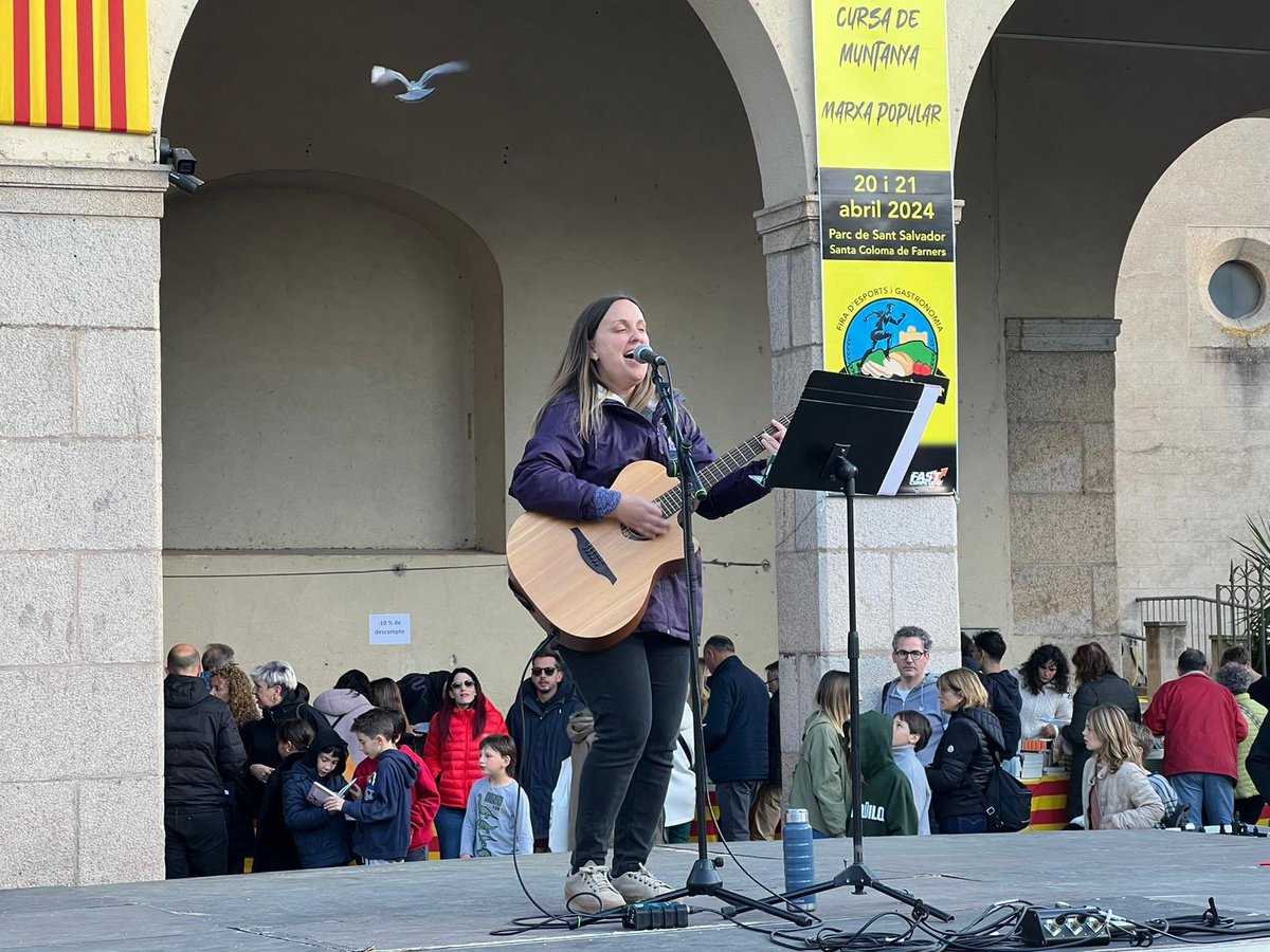 🌹📚 Magnífica tarda de #SantJordi a #SantaColomadeFarners amb poemes, música, llibres i roses. 

🗣️🎶🎸 Hem gaudit de les lectures de l’Escola d’Adults, i les actuacions musicals de la Coral Silvàtics, de  l’Escola Municipal de Música Josep Carbó i Raquel Massaguer👏
#CulturaSCF