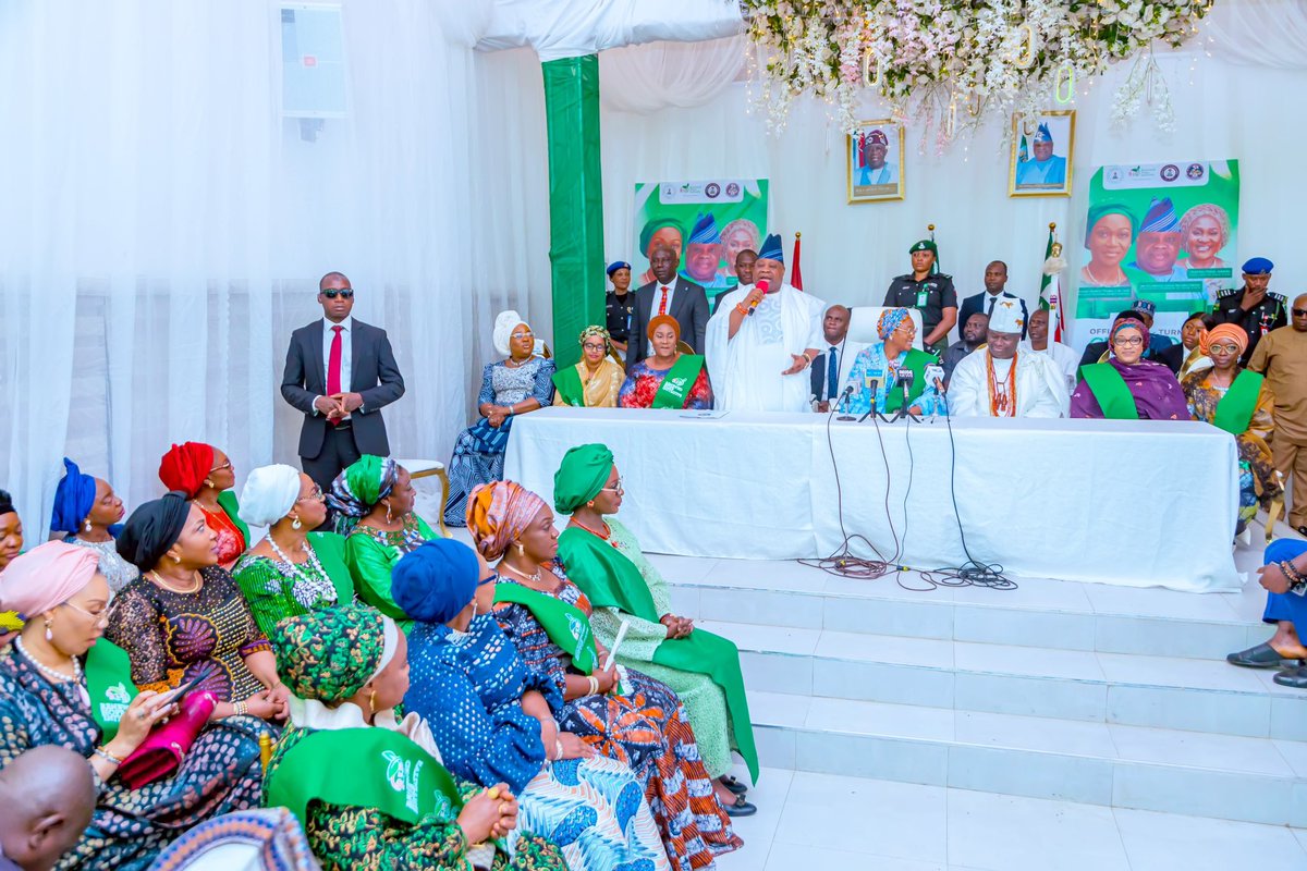 NEWS RELEASE Governor Adeleke Hosts Nigeria's First Lady, Commends her Passion for Public Service OSOGBO- 23/04/2024 - Osunstate.gov.ng Governor Ademola Adeleke today hosted the First Lady of Nigeria, Senator Oluremi Tinubu to a rousing welcome for the launching of