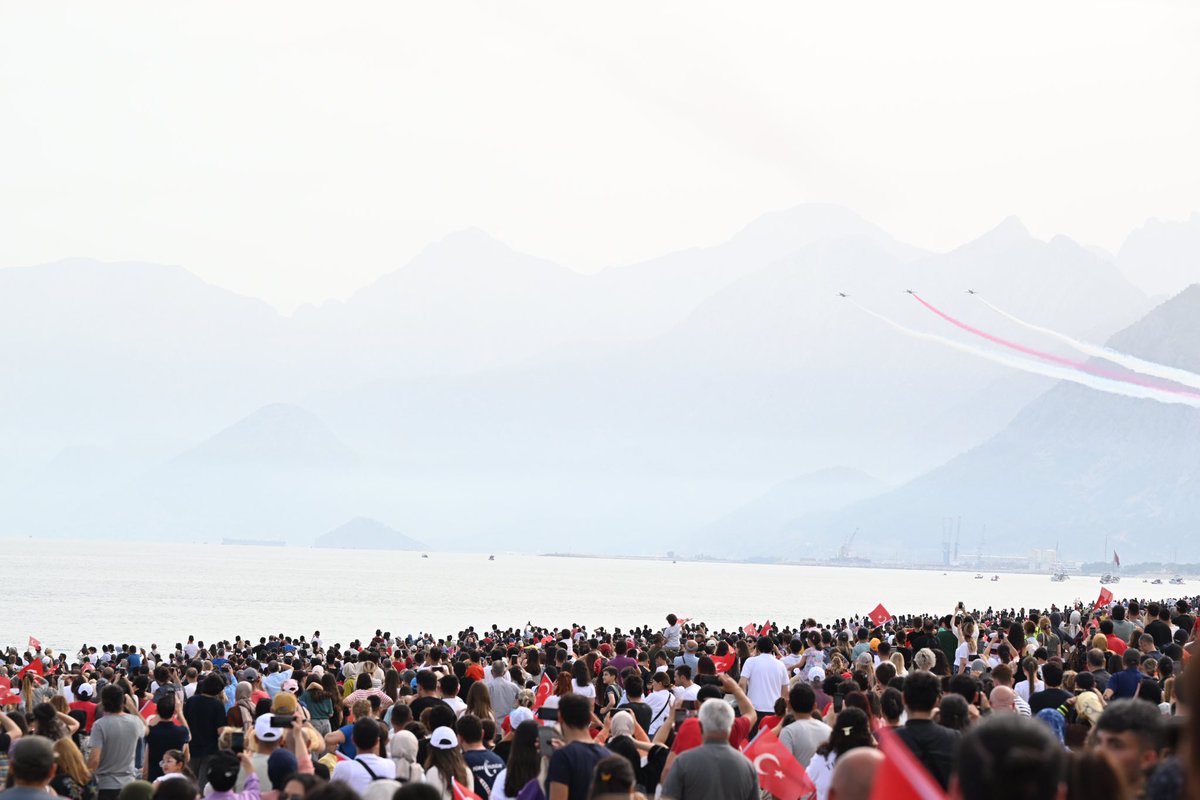 Bazı yıldızlar gündüz de parlar. ✈️ Türk Yıldızlarının mükemmel gösterisini soluksuz bir şekilde izledik. #23Nisan coşkusu her yerde. 🇹🇷