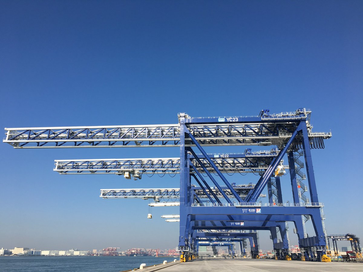 Tokyo_gov's tweet photo. A container terminal near Haneda Airport has gantry cranes with shuttle booms that are only operated horizontally. They support logistics by accommodating large container vessels.
#TokyoTechBook
Read p.46-47 of https://t.co/V2MrROHUEq https://t.co/FXaJaPI6OU