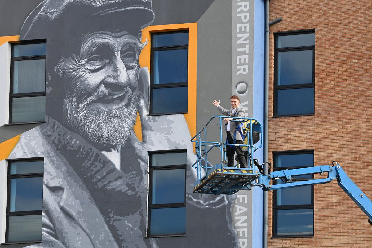 Another great addition to Belfast's street art scene was unveiled at @teamfoundry on Lower N/Ards Rd by Lord Mayor @cllrryanmurphy over the weekend. Pleased to support via our Good Relations work, bringing communities together with artist Dee Craig 👏 📷 @beltel @Kirthferris