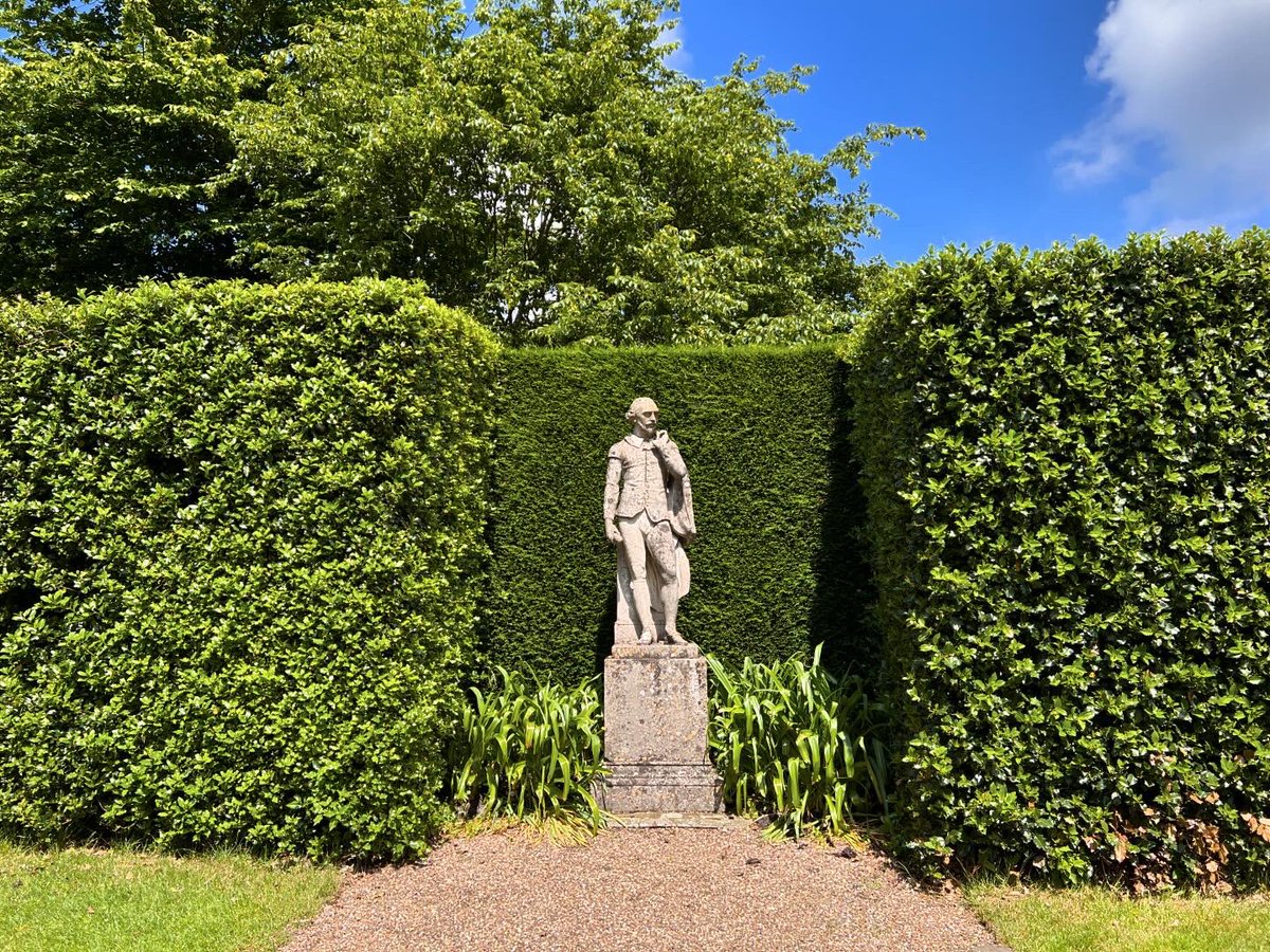 Today is #NationalShakespeareDay, it is thought that William Shakespeare was born on this day in 1564 which would make him a very respectable 460 yrs old 🥳 We’re looking forward to #Shakespeare on the Lawn as we welcome @TLCMuk back to Doddington 🎭 doddingtonhall.com/event/hamlet