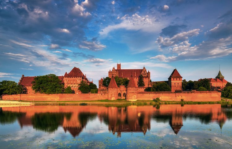 @Culture_Crit My favorite will always be the red-brick design of Malbork Castle (formerly Marienburg) in Poland. 

It was the HQ of the Teutonic Order