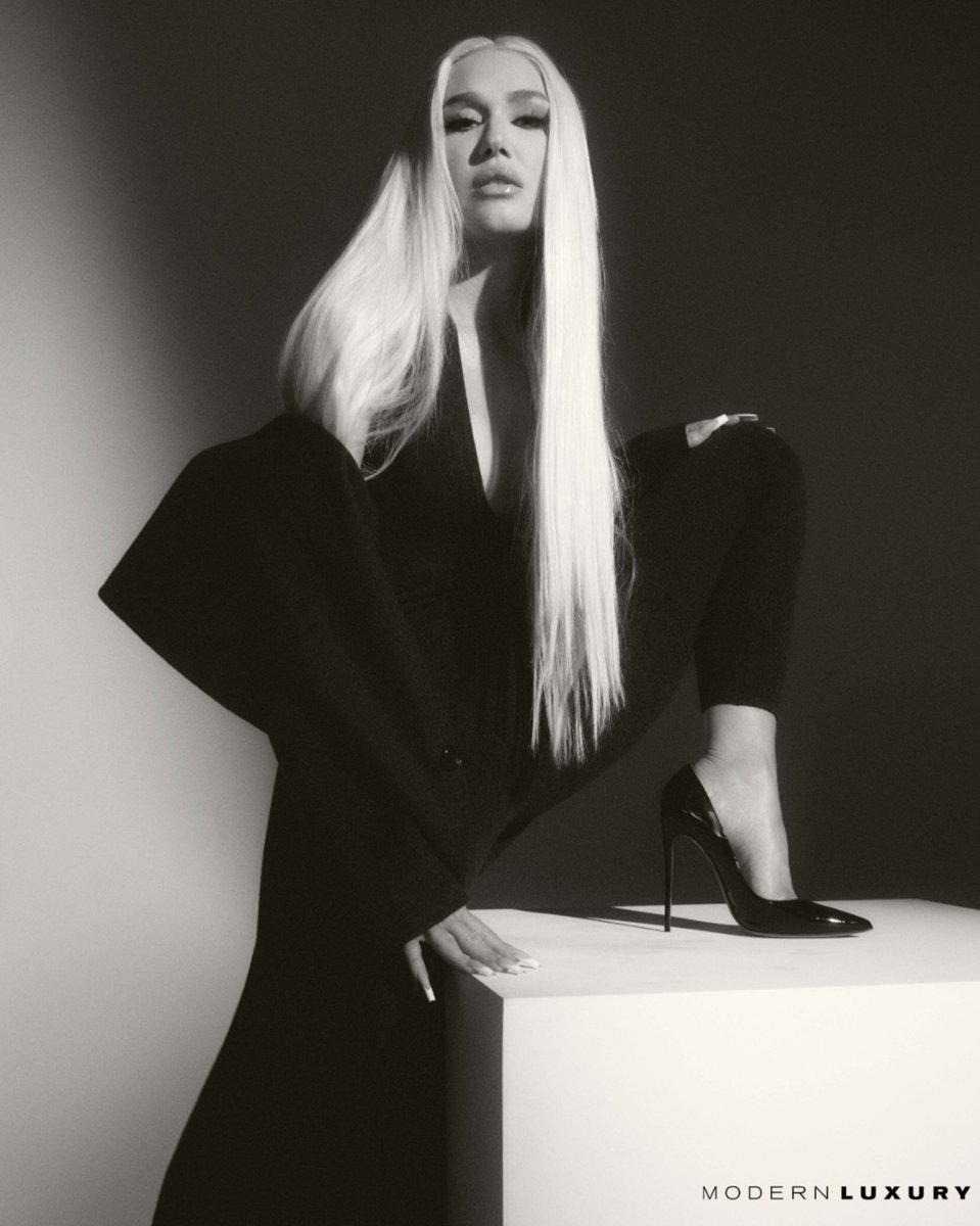 gwenstefani's tweet photo. 🖤🩶🤍
#modernluxuryoc
@rivieramagoc 
#chocfoundation 
editor: Allison Mitchell 
📸: @TrunkArchive https://t.co/ySoYB9RnjS
