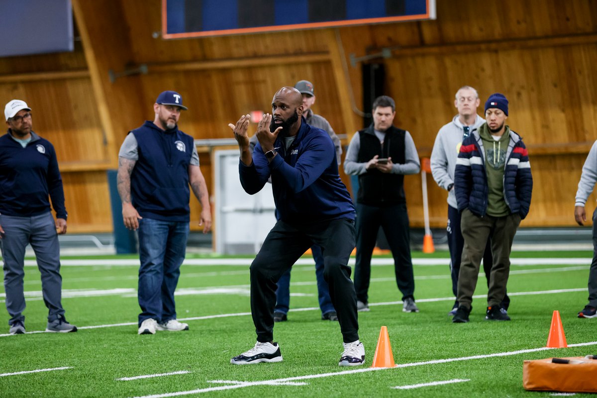 #DaBears & @USAFootball hosted over 150 youth football coaches at Halas Hall for a coaching clinic this past Saturday with several different speakers including the Bears Director of Equipment, Tony Medlin.