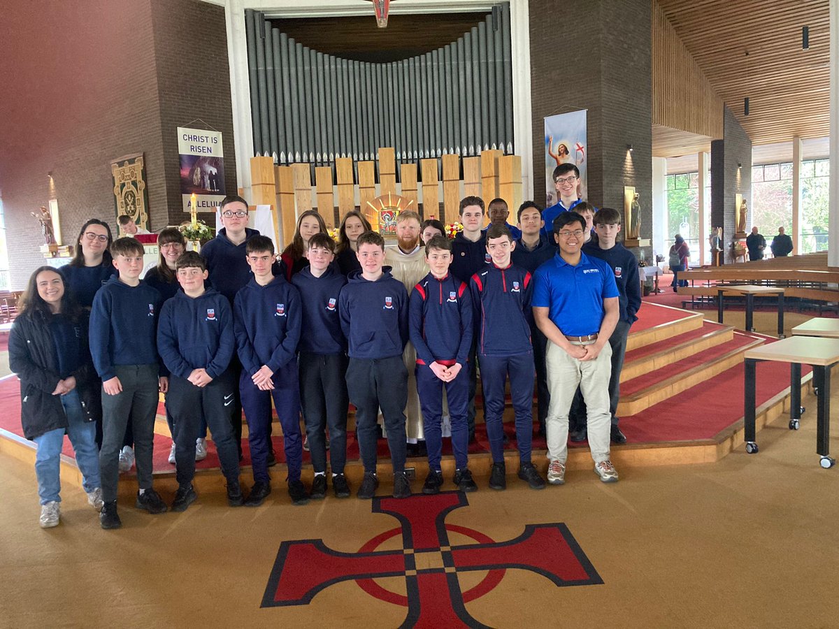 Some Young people from Ardee community school came to celebrate In newly ordained Fr Davis in his first mass in the parish. Congratulations Fr Davis @ArchbishopEamon @MichaelRouter