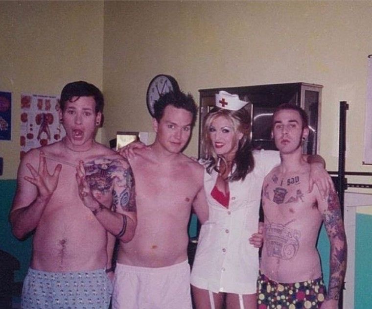 blink-182 behind the scenes of the photoshoot of enema of the state