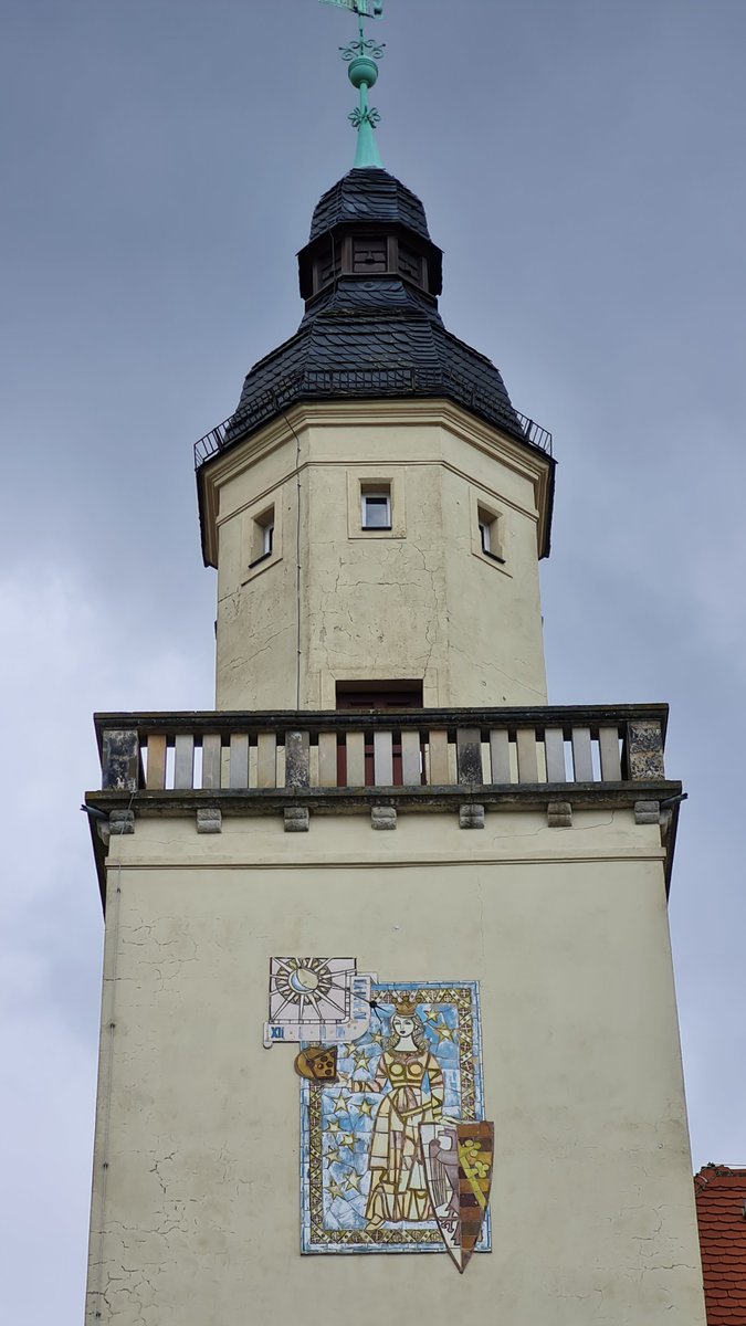 #Coswig Tagestour !
Das im Jahr 1490 erstmals erwähnte Rathaus hat eine bewegte Geschichte.
Nach der Zerstörung  im Jahr 1547 wurde es im Stil der Renaissance durch Fürst Wolfgang wiederaufgebaut.
Die heutige Gestalt erfolgte  im Jahr 1887 & ein Erweiterungsbau im Jahr 1912.