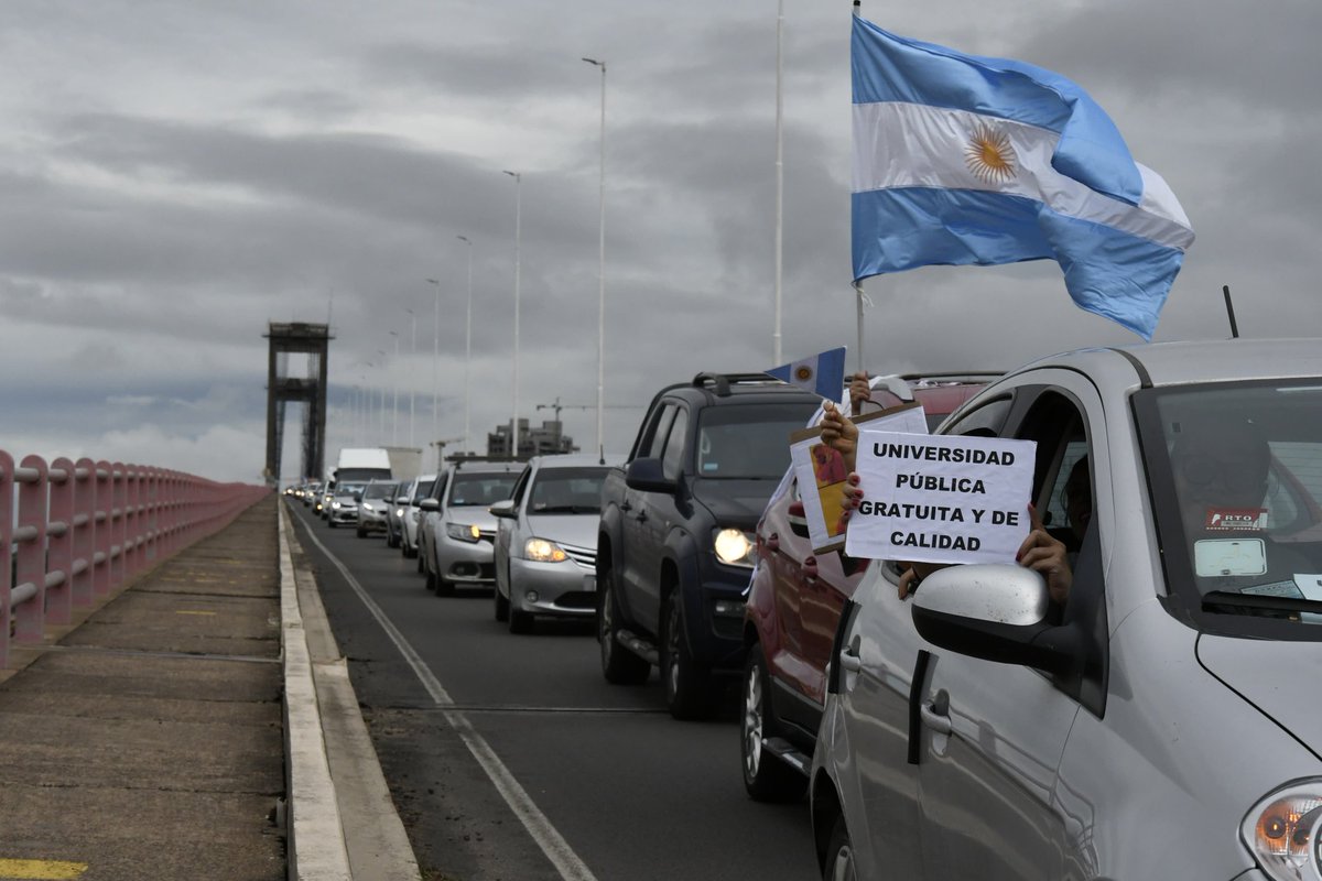 unneargentina's tweet photo. La comunidad de la #UNNE marcha en defensa de la universidad pública 

Leé el minuto a minuto en UNNE Medios ---> https://t.co/lXk721m08W https://t.co/R55cZ4aFrO
