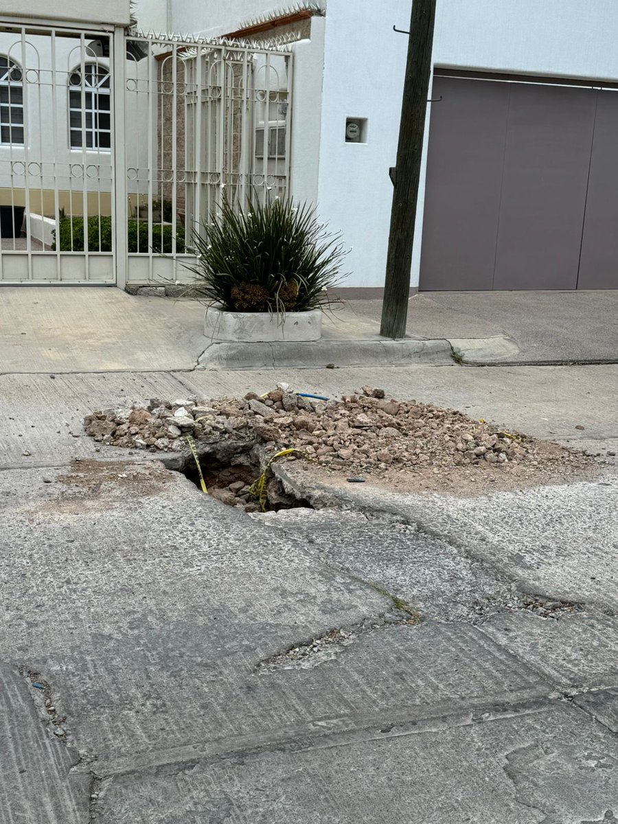 andreahe95's tweet photo. @EF_Galindo solicito su apoyo para arreglar este hoyo que hicieron frente a mi casa en calle las trojes, lomas 4ta sección, ya lleva más de 2 meses así, no podemos estacionar los carros y obstruye mucho el flujo vial, al parecer ya se les olvidó. https://t.co/4hReDYYsJH