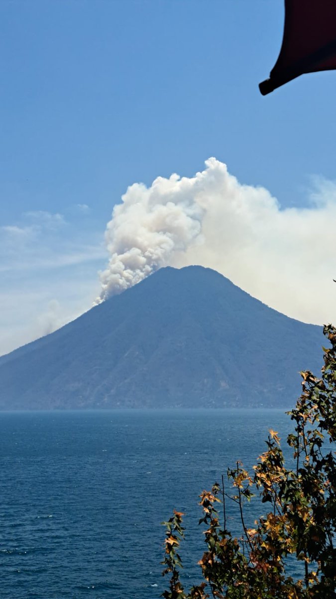 Incendio en San Pedro Atitlan. Urge que se pongan pilas y no se vale que pidan calamidades. Aquí vale la acción inmediata.