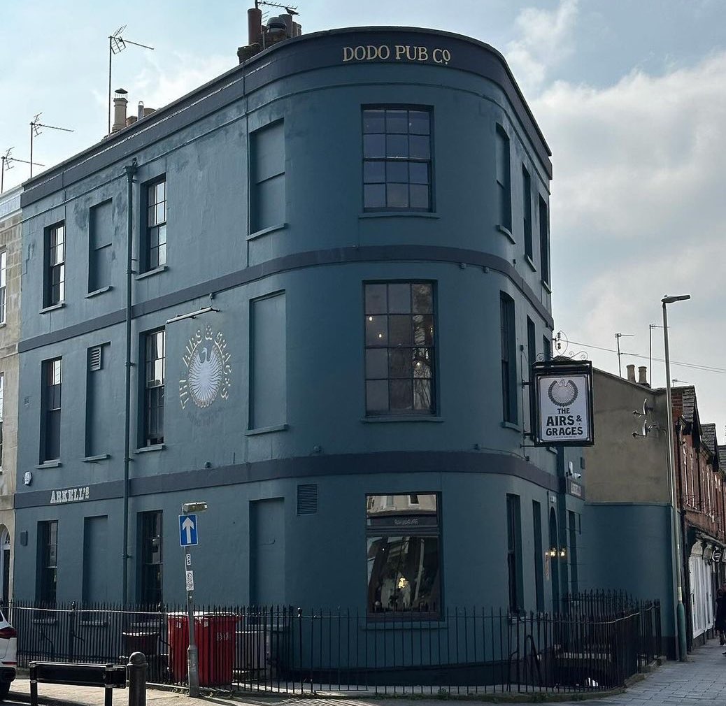 ArkellsBrewery's tweet image. We’ve expanded our pub portfolio &amp;amp; are proud to introduce our latest purchase in Cheltenham. We completed a full refurbishment &amp;amp; were really excited to have been able to get ‘The Airs &amp;amp; Graces’ open in time for Easter.

arkells.com/news/airs_grac…
 
#NewPub #Cheltenham #Hospitality