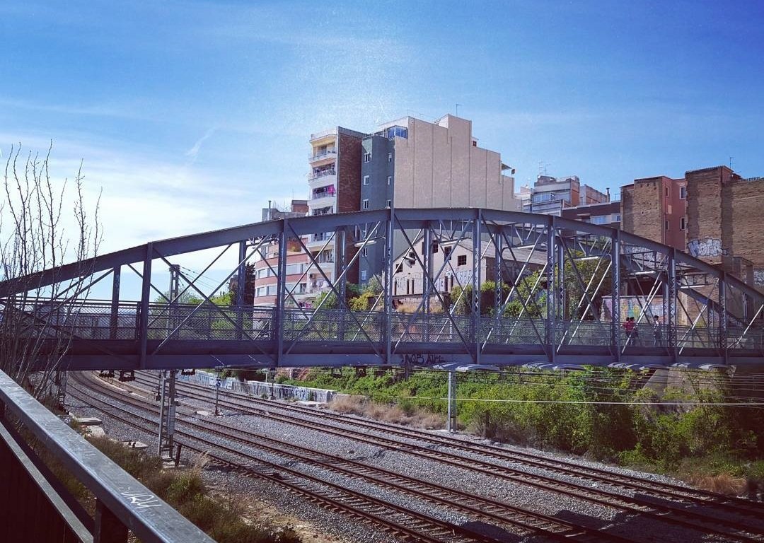 Puente de la Torrassa, l'Hospitalet. Inaugurado en 1935 se le llamó 'el puente más largo de España' porque se decía que unía Catalunya con Murcia. La razón es que unía el barrio de Santa Eulàlia con el de la Torrassa, barrio con una mayoría de emigrantes murcianos y almerienses.
