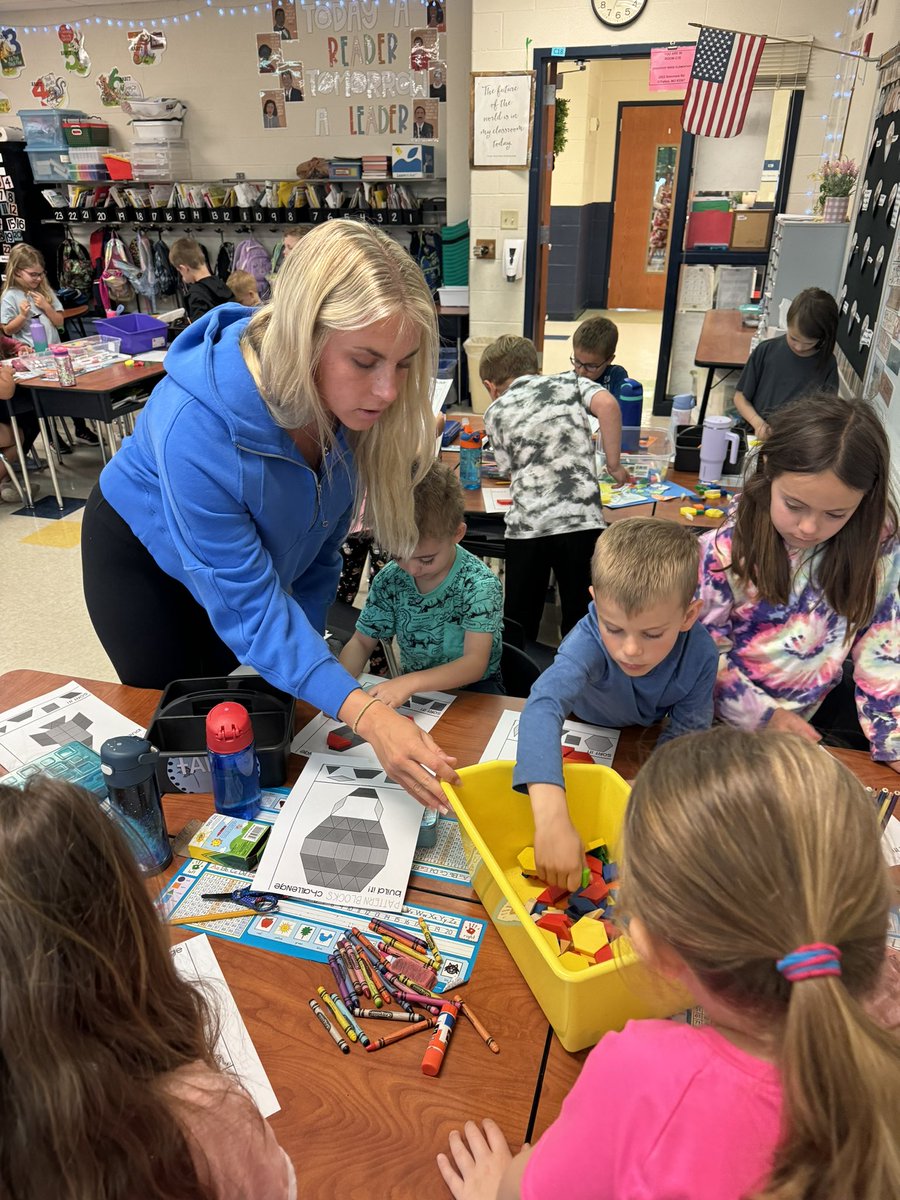 1_McFACS's tweet photo. ๐ Miss Marley taught 1st grade students at DRE about shapes and then manipulated shapes to make various pictures! ๐ข๐ท๐ช๐ #pathwaystoteaching #careersineducationpracticum https://t.co/4dxJOtOhDX