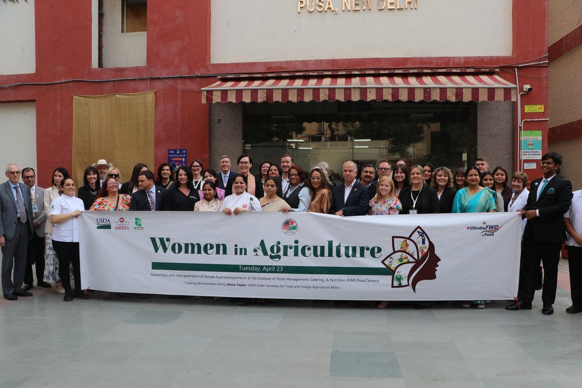 Following today's #WomenInAg luncheon during the #AgTradeMission to 🇮🇳, @USDA Under Secretary Alexis Taylor joined Chef @nehadeepakshah to prepare delicious Indian dishes w/some of America's finest ingredients, including 🇺🇸 almonds, walnuts, pecans, blueberries & cranberries.