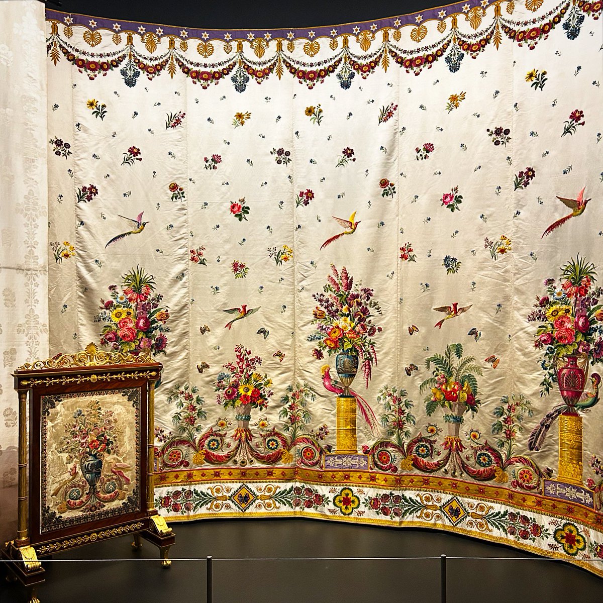 CharlyLavado's tweet photo. Le Grand Trianon au @CVersailles présente en partenariat avec le @MobilierNat une sublime exposition sur les soieries commandées par Napoleon 1er pour Versailles. On notera  ce satin blanc richement brodé, aux couleurs éclatantes pour les petits appartements de l’Impératrice. https://t.co/jctIaJPkY9
