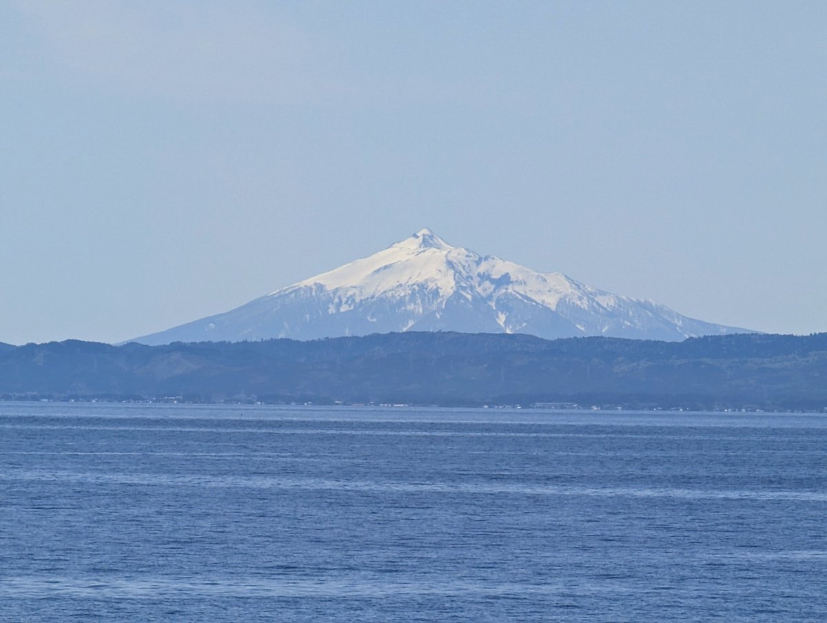 下北半島むつ市脇野沢牛ノ首岬から見えた岩木山です。
方角的に外ヶ浜、蓬田辺りの街並みも見えております。
こんなにくっきり岩木山が見えたのは個人的に初めてでした。