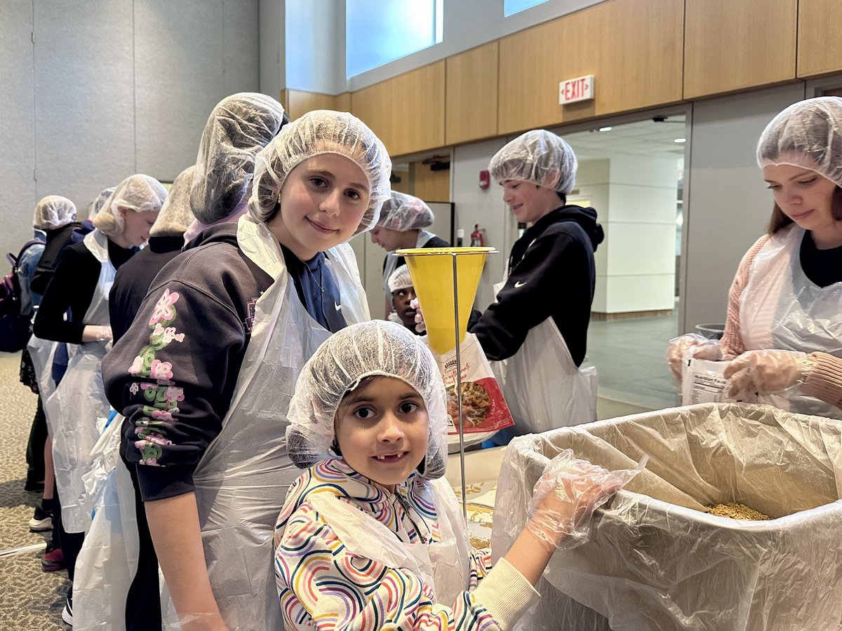 MarkhamKinders's tweet photo. Kindergarteners participated in service learning today with their 8th grade buddies by packing food that will go to a local food bank, Nourish Now. @McLeanSchool #McLeanSchool https://t.co/1X6RYO9Kb5