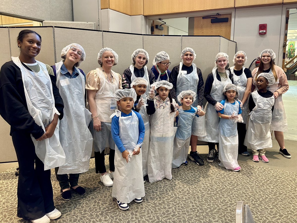 MarkhamKinders's tweet photo. Kindergarteners participated in service learning today with their 8th grade buddies by packing food that will go to a local food bank, Nourish Now. @McLeanSchool #McLeanSchool https://t.co/1X6RYO9Kb5