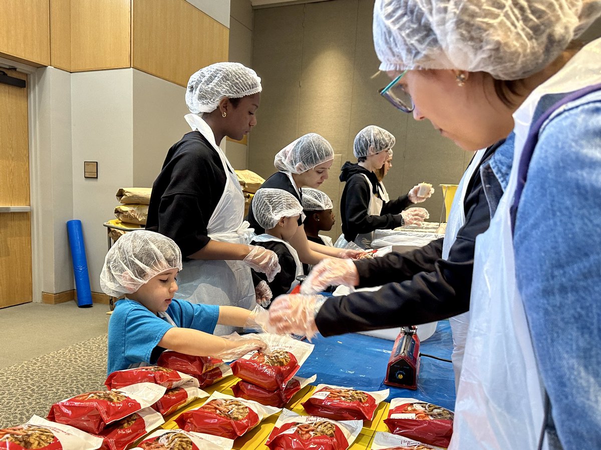 MarkhamKinders's tweet photo. Kindergarteners participated in service learning today with their 8th grade buddies by packing food that will go to a local food bank, Nourish Now. @McLeanSchool #McLeanSchool https://t.co/1X6RYO9Kb5