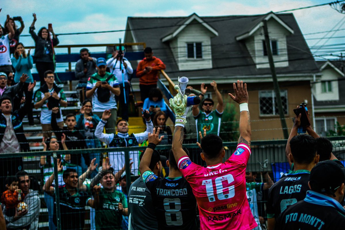 Un gol, miles de abrazos y apoyo incondicional 🇳🇬 Muchas emociones vividas en el Soinca Bata de Melipilla después de la gran victoria del velero ⛵️ ¡Juntos somos más fuertes! 💪 #VamosPuerto 🤍💚 📸 @diegodeporohi